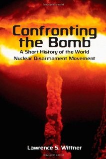 Recensioni dei clienti per Affrontare la bomba: Breve storia della World Nuclear Disarmament Movement (Stanford Nuclear Age Series) | tripparia.it