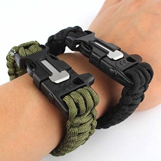 Generic Confezione di due bracciali di sopravvivenza in paracord, con fischietto, pietra focaia, raschietto per esterni nero e verde militare)