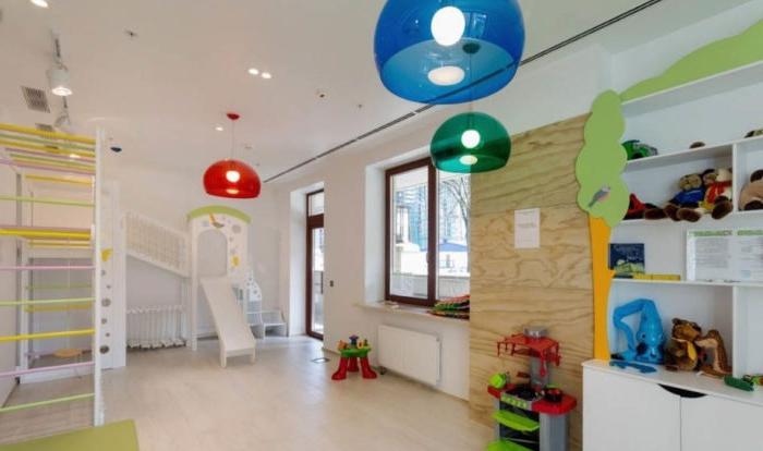 Camera per bambini con una sala giochi dai colori vivaci