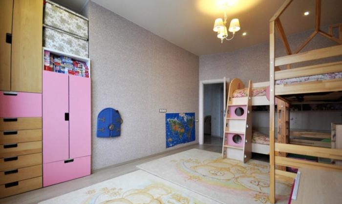 La combinazione di rosa e legno nella stanza dei bambini