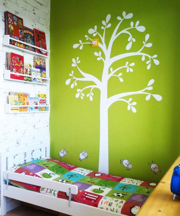 Parete verde con adesivo albero nella stanza dei bambini #design #kids