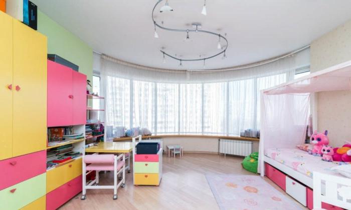 Decorazioni semplici e mobili luminosi in una grande stanza per bambini
