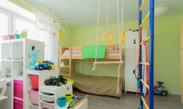 Design moderno di una camera per bambini con mobili bianchi