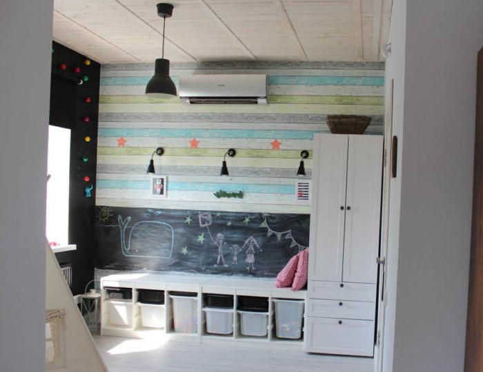 Albero colorato della carta da parati nella progettazione della stanza dei bambini