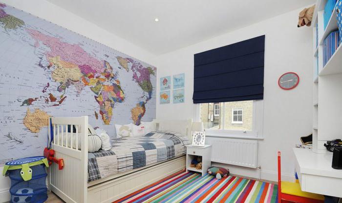 Tappeto multicolore e una mappa sul muro all'interno del vivaio per il ragazzo