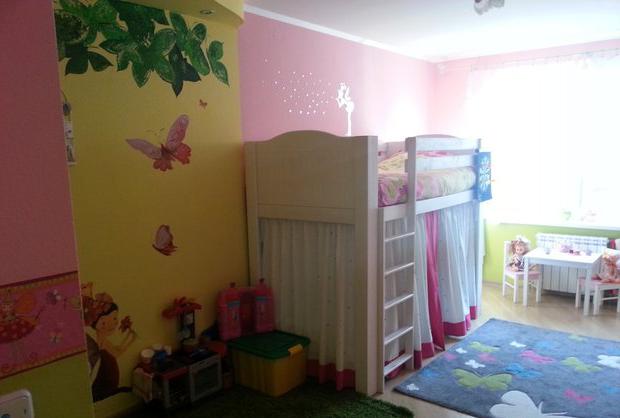 Giallo e rosa nella progettazione di un asilo nido per una ragazza
