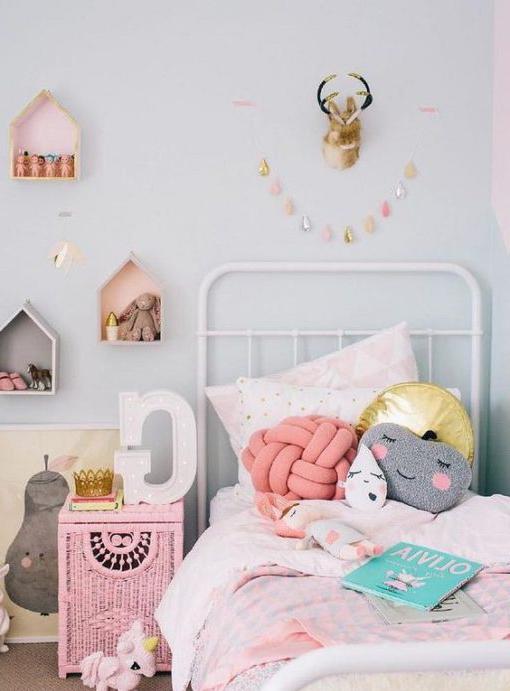 Design della camera per ragazza in rosa