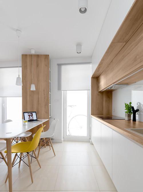 Colore bianco e legno chiaro in cucina