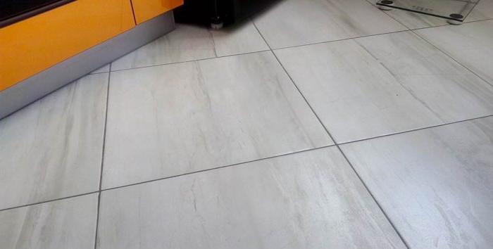 Gres porcellanato grigio sul pavimento della cucina