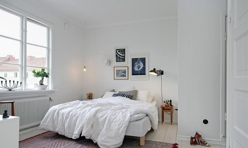 Camera da letto semplice nello stile del minimalismo.