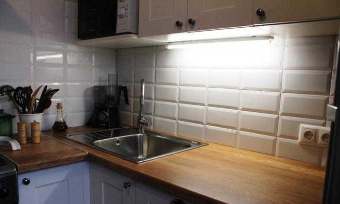 Cucina bianca opaca con fregio e piano di lavoro in legno