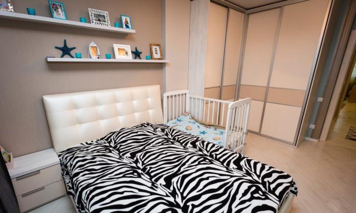 Zebra biancheria da letto e armadio ad angolo nella camera da letto con una culla