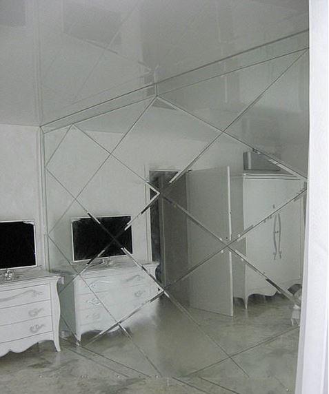 Specchio sfaccettato nel design del soggiorno