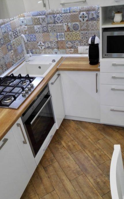 Mattonelle di legno sul pavimento di una cucina bianca