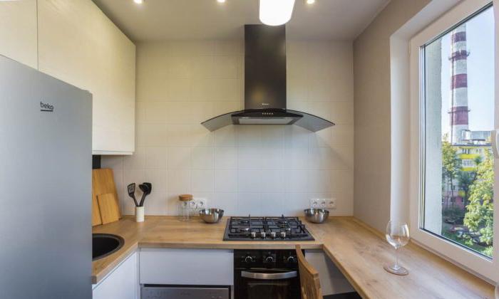 Piccola cucina bianca con piano di lavoro in legno