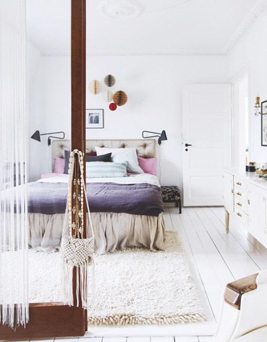 Grande camera da letto minimalista