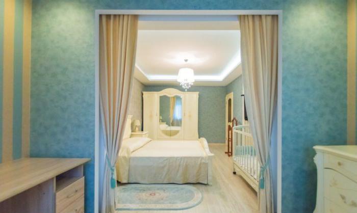Camera da letto dal design classico con un asilo nido con carta da parati turchese