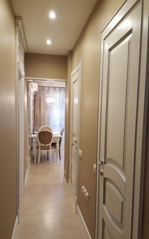 Interno del corridoio in un appartamento in stile classico con pareti marroni