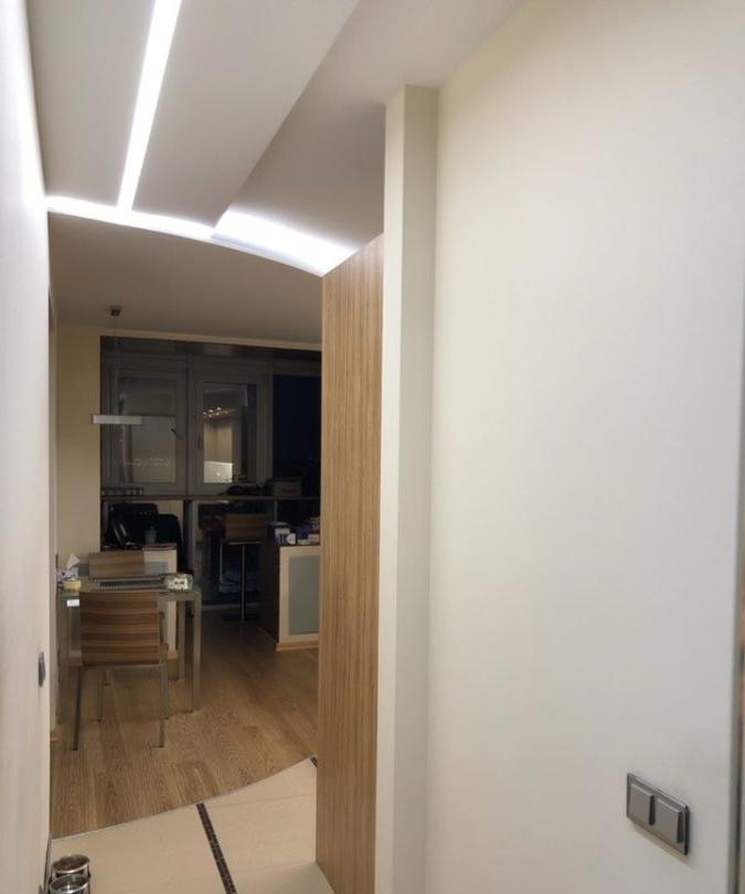 Moderna opzione di illuminazione nel corridoio