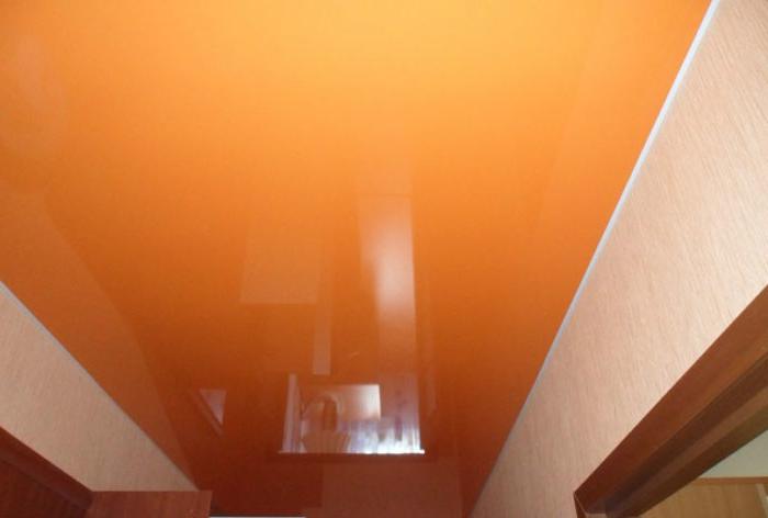 Soffitto teso arancione nel corridoio