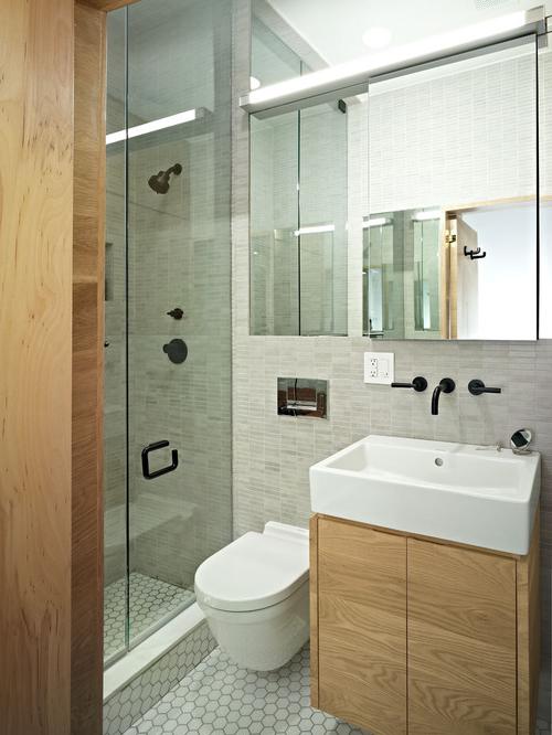Design del bagno con wc e doccia