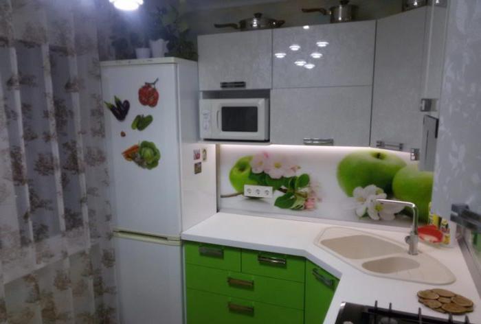 Cucina design a Krusciov con un frigorifero vicino alla finestra