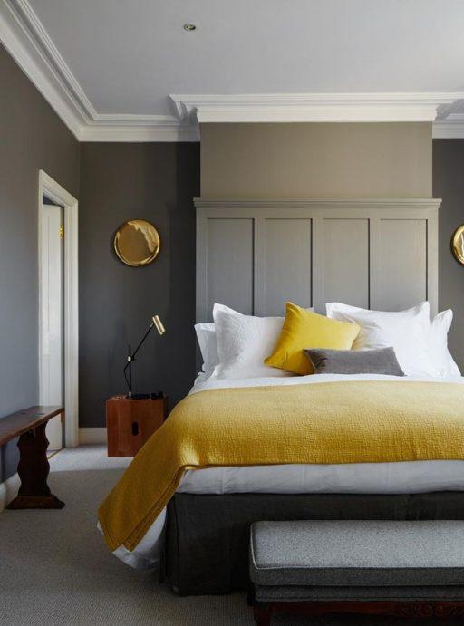 Camera da letto nera e gialla nello stile di un classico moderno