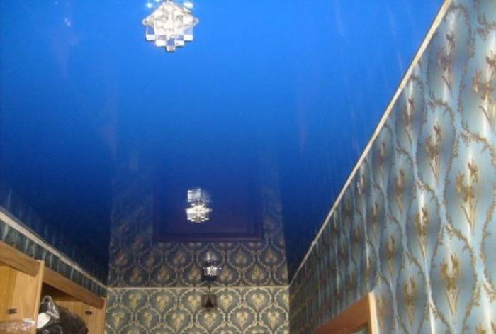 Soffitto teso blu nel corridoio