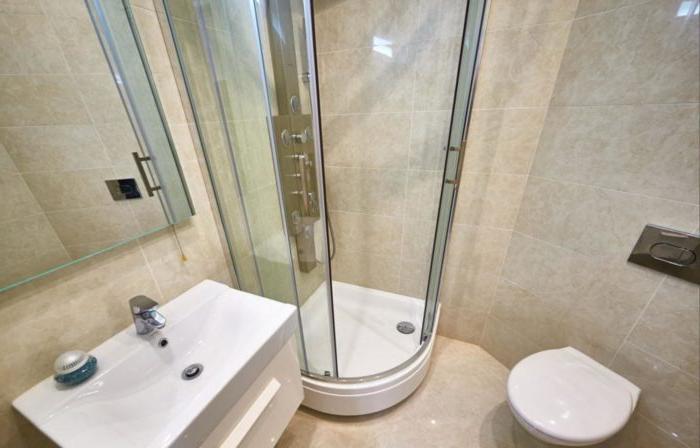 Piastrella beige in bagno con doccia