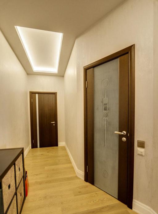 Nicchia rettangolare illuminata sul soffitto nel corridoio
