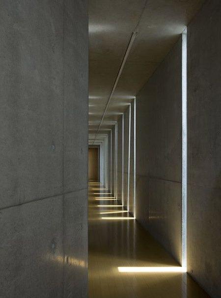 Muri di cemento illuminati nel corridoio