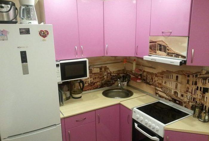 Cucina angolare rosa a Krusciov