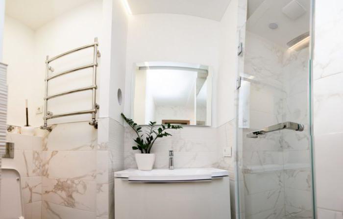 Toilette e doccia rettangolari in piastrelle di marmo