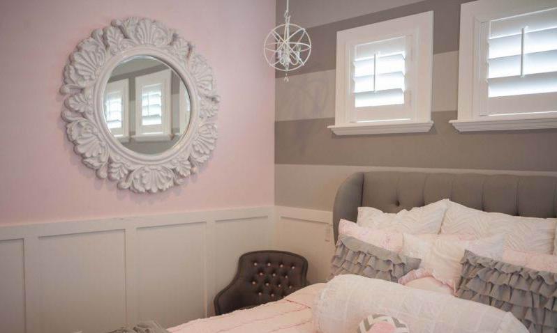 Camera da letto in rosa pallido e grigio.