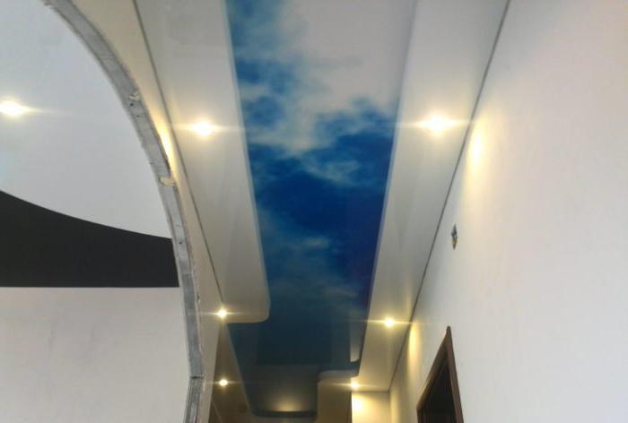 Soffitto teso nel corridoio con stampa cielo con nuvole