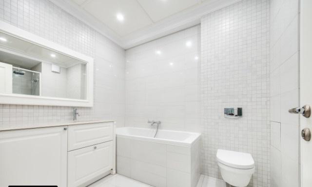 Interno del bagno bianco con servizi igienici