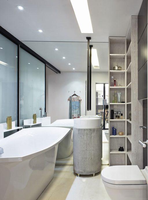 Design hi-tech di un bagno con servizi igienici