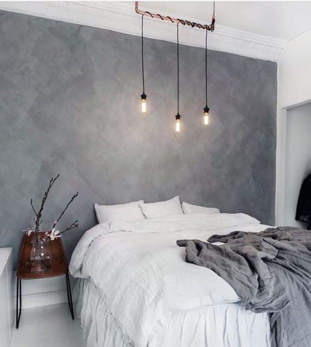Stucco decorativo grigio in camera da letto