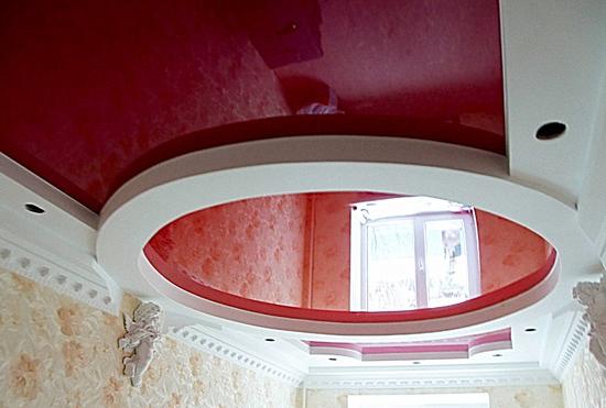 Combinazione curvata del soffitto di tratto elastico e muro a secco