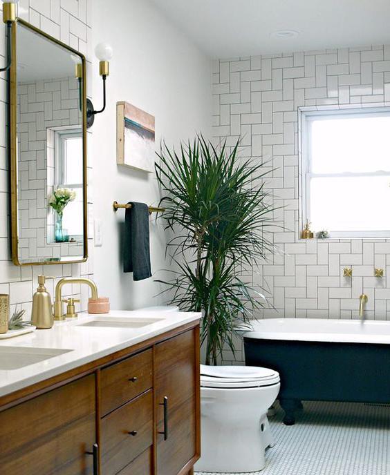 La combinazione di bianco e oro in un design classico per il bagno