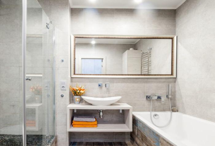 Design doccia e vasca da bagno in una stanza