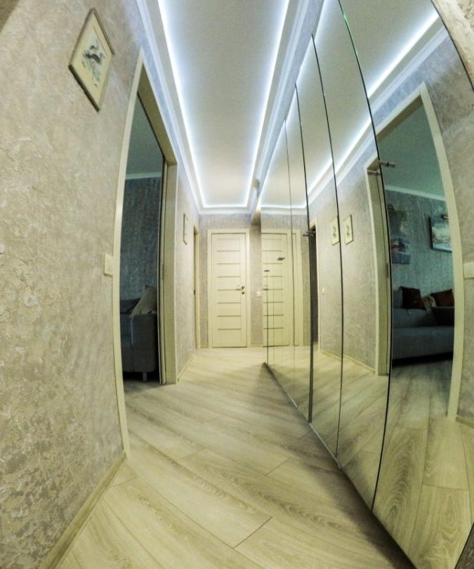 Foto reale del design moderno del corridoio dell'appartamento