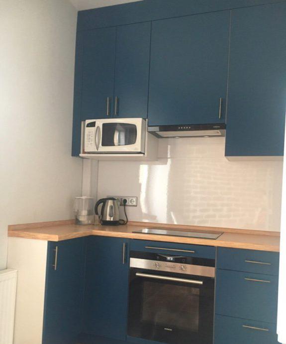 Progettazione di una piccola cucina blu scuro