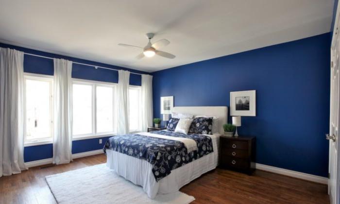 Pareti dipinte di azzurro nella camera da letto