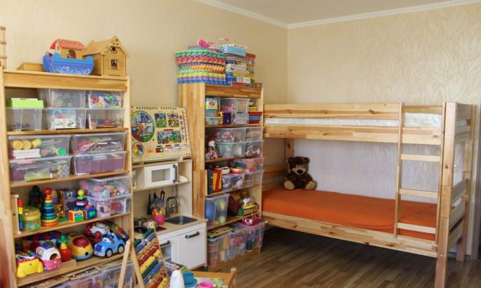 Posizioni di stoccaggio per giocattoli per due bambini in un asilo nido