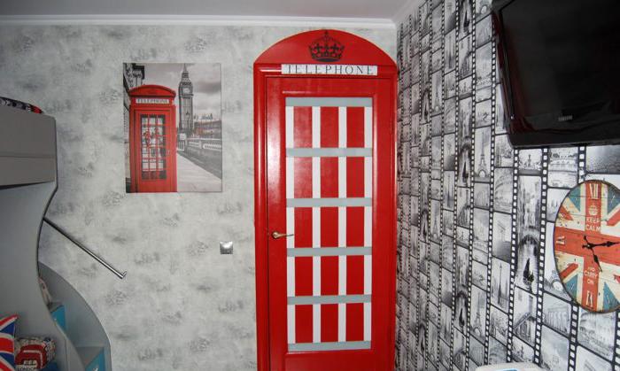 Porta stilizzata come una cabina telefonica rossa