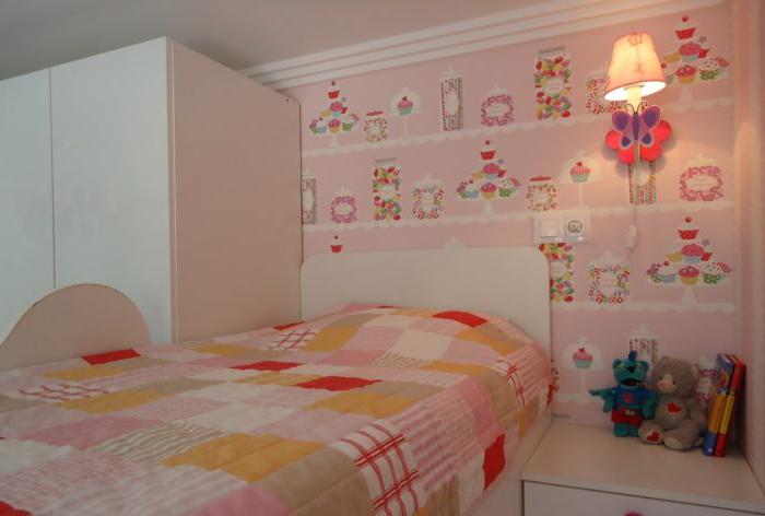 Carta da parati rosa nel design di un asilo nido per due bambini