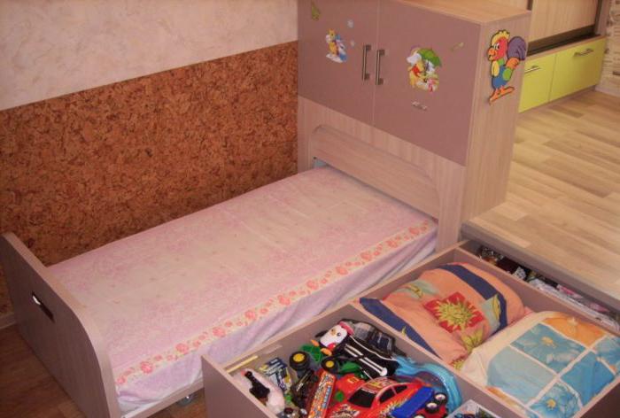 Trasformazione del letto sul podio nella stanza dei bambini