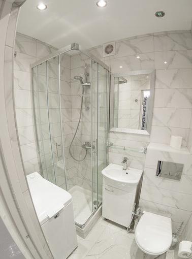 Design luminoso e adeguato di un piccolo bagno con doccia
