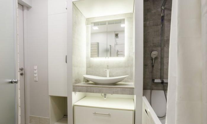 Vero interno di un piccolo bagno in un appartamento